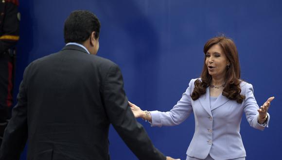 La presidenta argentina, Cristina Kirchner (derecha), se acerca para abrazar al presidente venezolano, Nicolás Maduro, durante la 47ª Cumbre del Mercosur, en Paraná, Entre Ríos, Argentina, el 17 de diciembre de 2014. (Foto: JUAN MABROMATA / AFP)