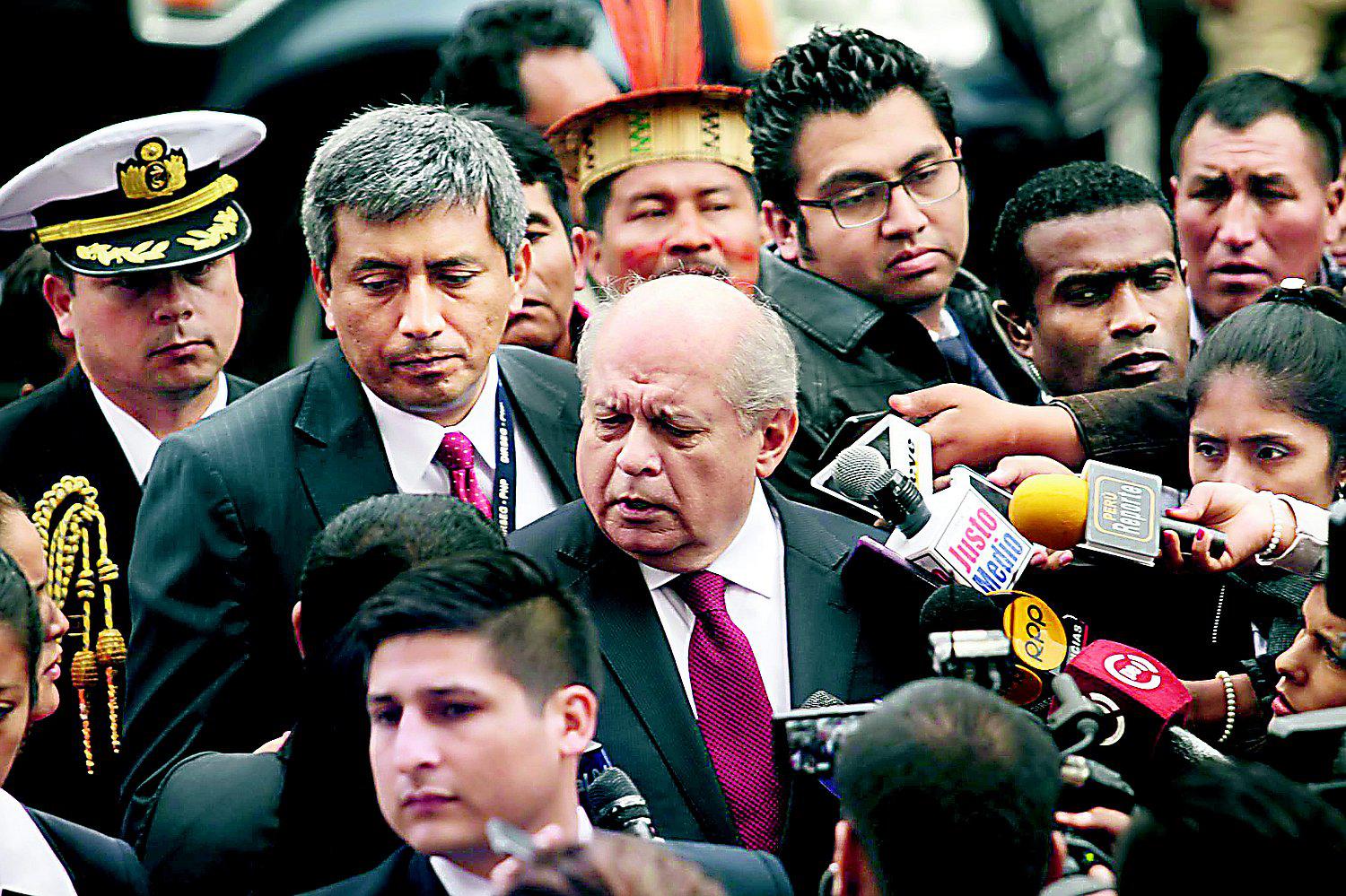 Pedro Cateriano pierde los papeles al explicar la condecoración a gabinete (VIDEO)