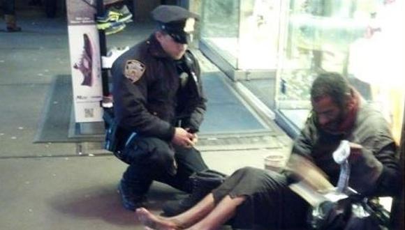 Foto de policía calzando a mendigo conmueve a neoyorquinos