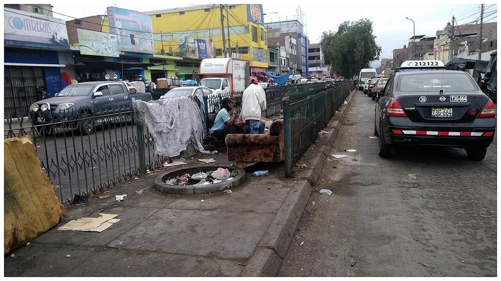 Recicladores tomaron berma y la convirtieron en su sala  (FOTOS) 