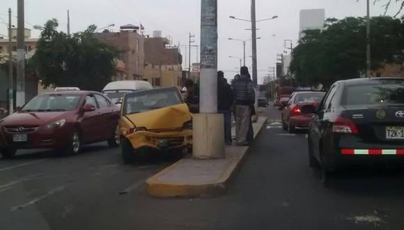 Trujillo: Auto Tico choca contra poste de alumbrado público