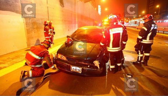 Chofer se duerme y auto se despistó en la Vía Expresa (FOTOS)