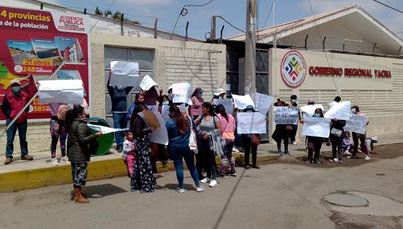 Protestaron primero en el colegio Eduardo Pérez Gamboa y luego se dirigieron hasta la sede de la presidencia regional donde fueron recibidos. (Foto: Adrian Apaza)