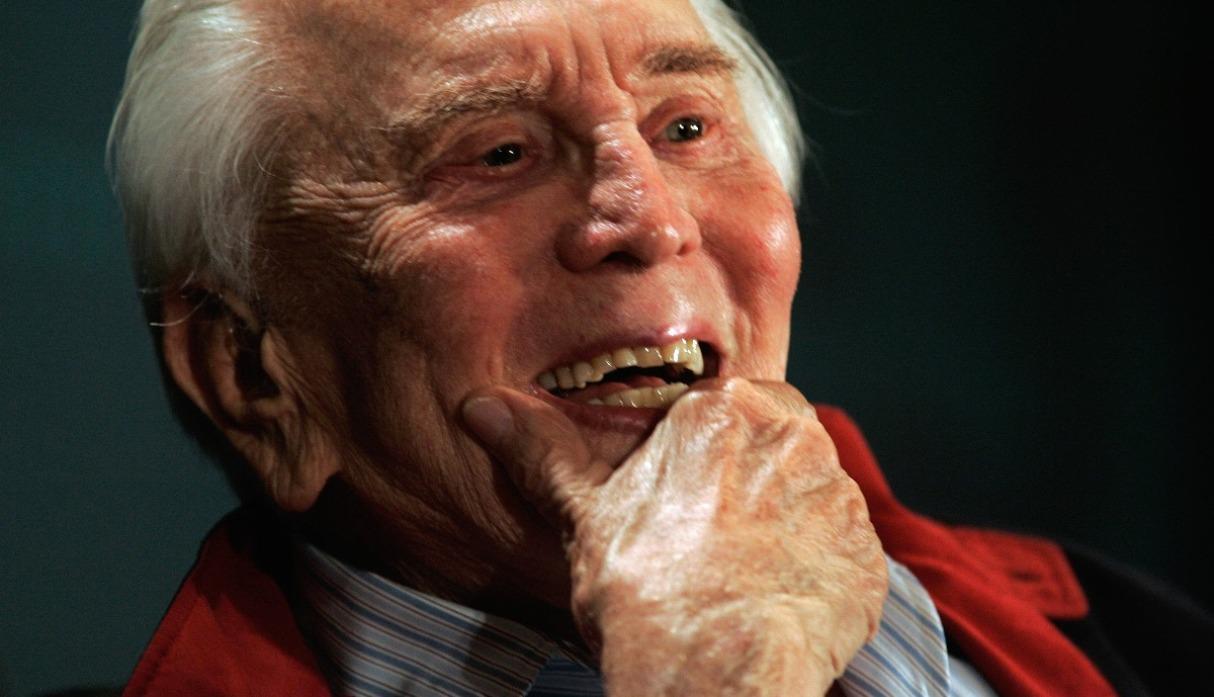 Famosos se despiden de Kirk Douglas con sentidos mensajes. (Foto: AFP)