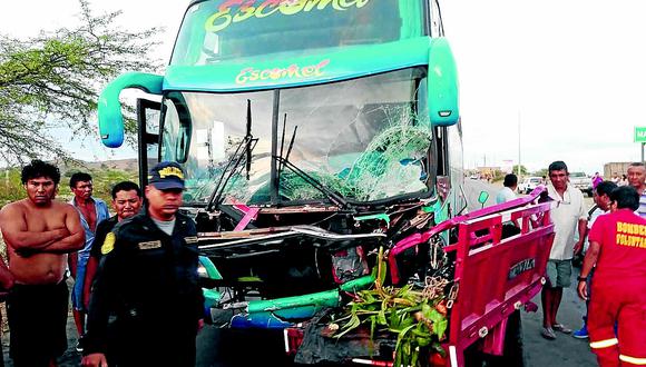 Dos agricultores murieron en choque de motofurgón contra ómnibus de transporte de personal