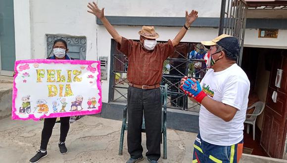 Tumbes: personas de la tercera edad disfrutaron de show de entretenimiento en la puerta de su casa (Foto: Municipalidad Provincial de Tumbes).