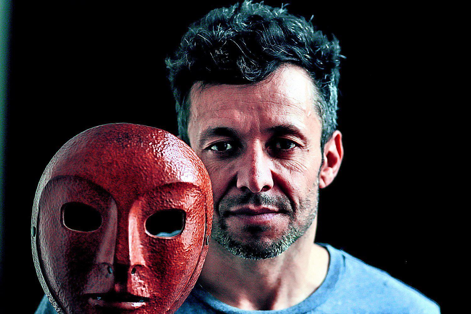 Marcelo Savignone: “Las máscaras son la primera acción del teatro”