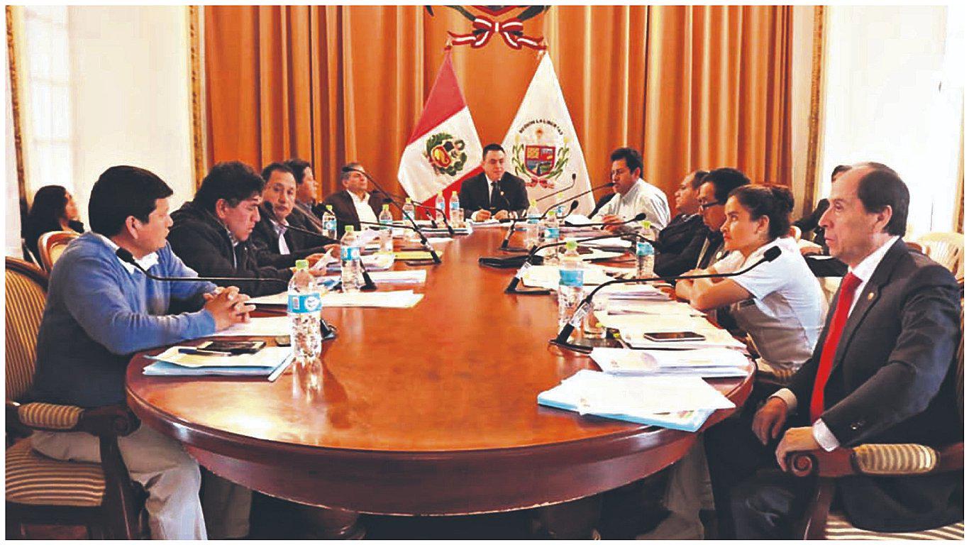 Consejeros piden investigar caso de empresa que se hizo de 8 contratos con la Región  