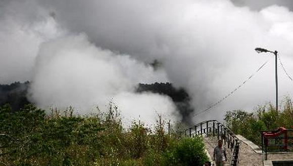 Indonesia: cierran tres aeropuertos por erupción de volcán