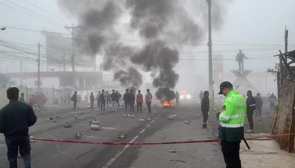 Pobladores queman llantas y bloquean la Panamericana Sur de Arequipa