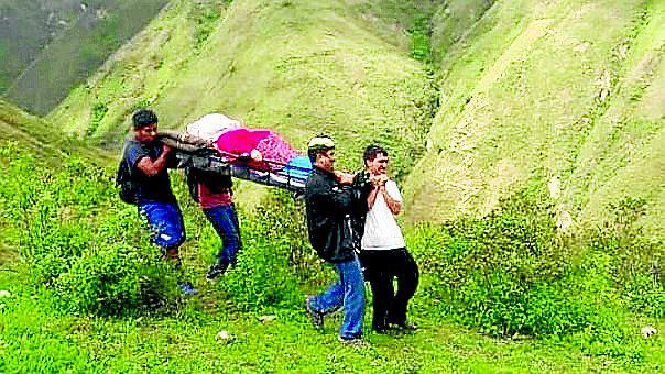 Condecoran a personal médico que caminó 10 horas para salvar a gestante 