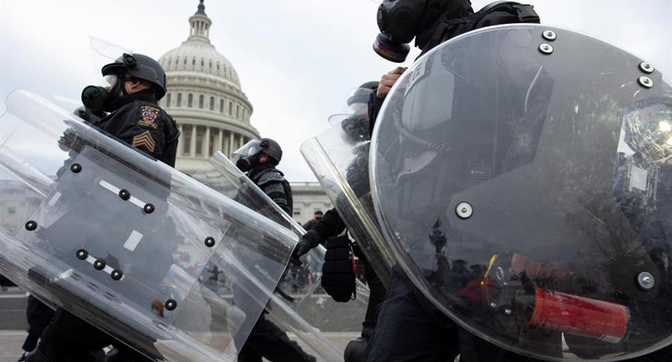 La policía responde ante los manifestantes seguidores de Donald Trump quienes irrumpieron en el Capitolio estadounidense en Washington (Estados Unidos). (Foto: EFE)