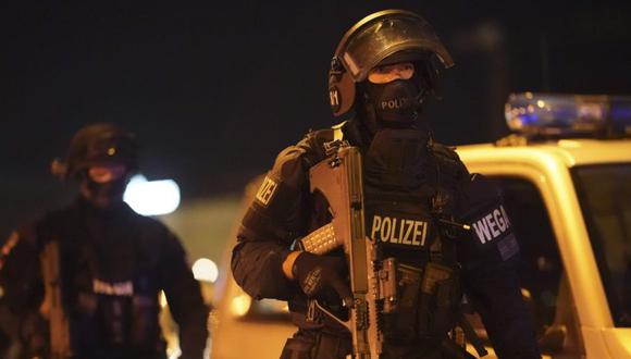 Los policías aseguran el área alrededor del lugar donde ocurrió el atentado terrorista.  (AFP / APA / GEORG HOCHMUTH)