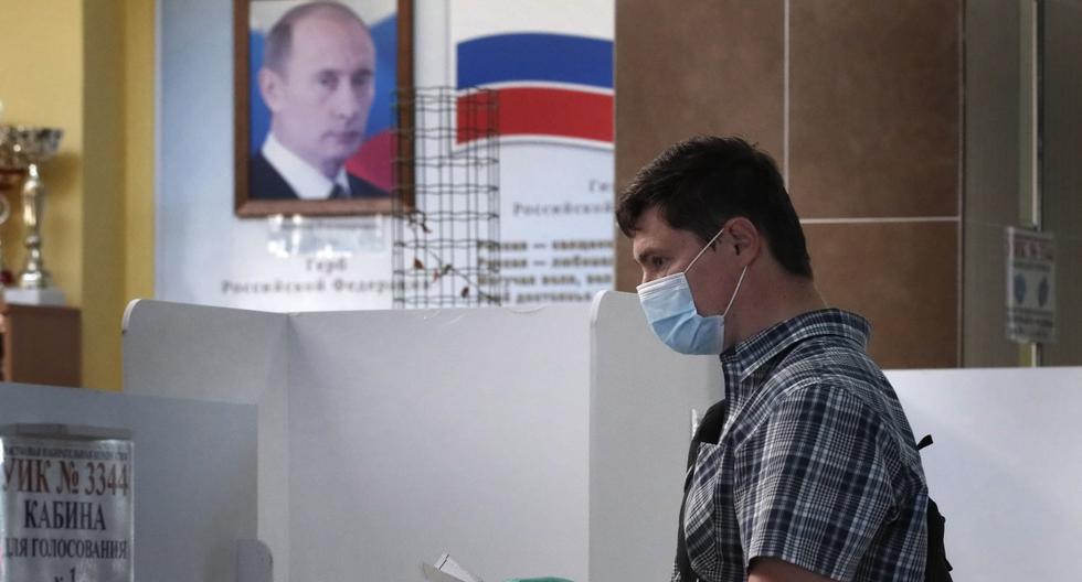Imagen referencial. Un hombre es visto votando en el referéndum que autoriza a Vladimir Putin a permanecer potencialmente en el poder de Rusia hasta 2036. (EFE/EPA/MAXIM SHIPENKOV).