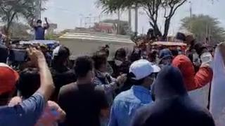 Piura: Asistentes a velorio de exreo no respetaron distanciamiento y bailaron con el féretro (VIDEO)