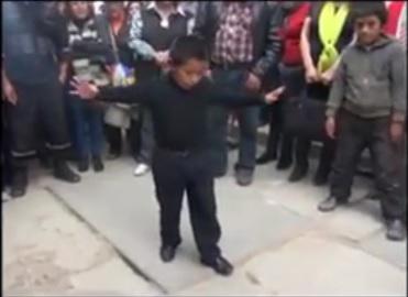 YouTube: Niño causa sensación al declamar poemas de César Vallejo