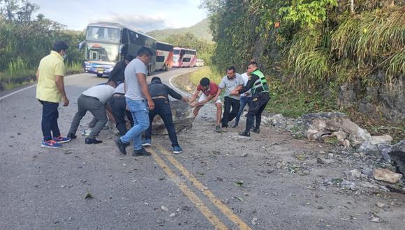 La población ayuda a la Policía de Carreteras a retirar las rocas y piedras de las vías afectadas. (Foto: PNP)