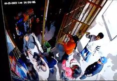 Huancayo: Por un letrero comerciantes  se agarran a golpes y se arrojan hasta las sillas (VIDEO)
