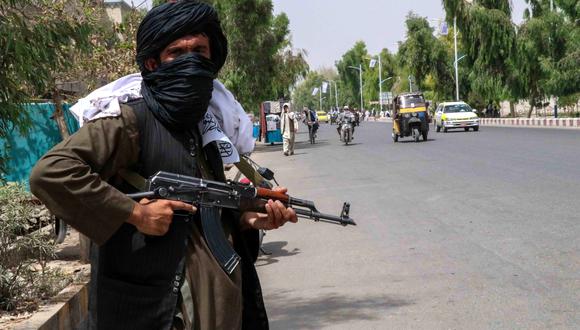 Talibanes patrullan las calles de Kandahar, Afganistán, este jueves. (Foto: EFE)