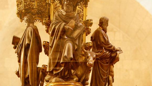 Las figuras que representan a los discípulos de Jesús están en el púlpito