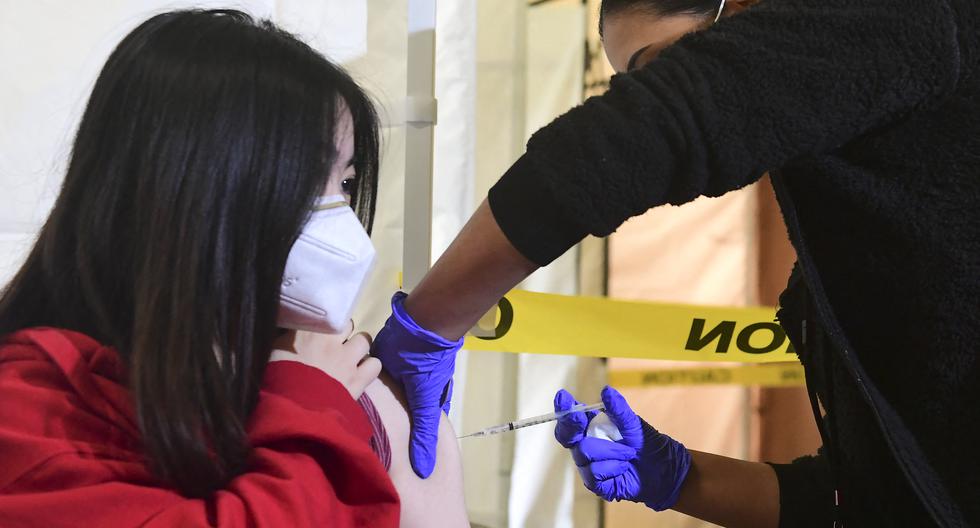 Una adolescente recibe una vacuna contra el COVID-19 en Los Angeles. (Foto: Frederic J. BROWN / AFP)