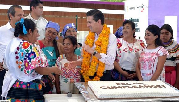 ​Enrique Peña Nieto desata burlas tras incidente con pastel de cumpleaños (VIDEO)