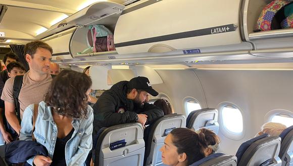 El presidente de Chile, Gabriel Boric, conversando con los pasajeros en un vuelo comercial. (Foto: Twitter La Tercera)