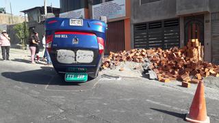Arequipa: Vehículo termina llantas arriba luego de volcarse en Paucarpata