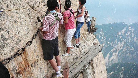 China: arriesgados turistas descienden de montaña sagrada (FOTOS + VIDEO) 