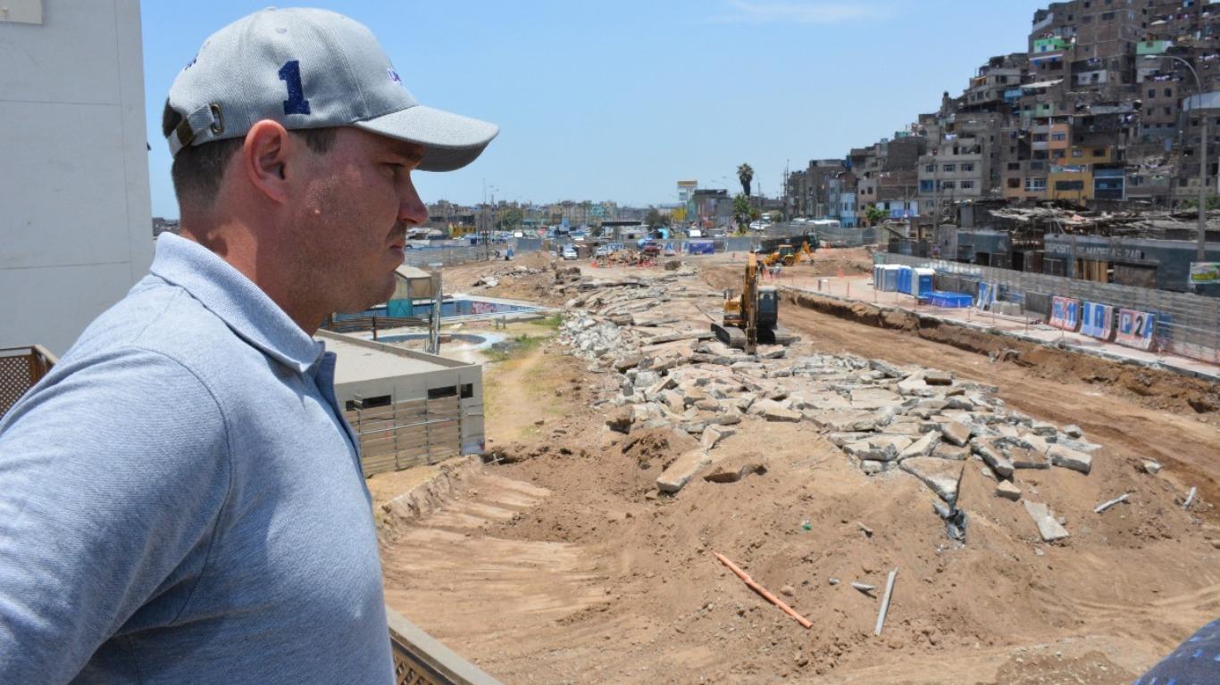 El alcalde está enfurecido porque no se puede remodelar una piscina en La Victoria debido a que no puede ser reubicada. Foto: Municipalidad de La Victoria.