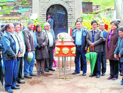 Hacen colecta para enterrar a profesor