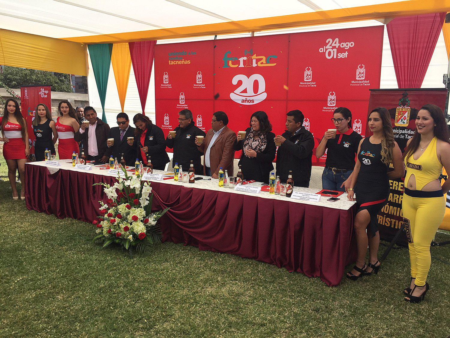 Vilma Palma e Vampiros junto a artistas tropicales  en serenata del Parque Perú