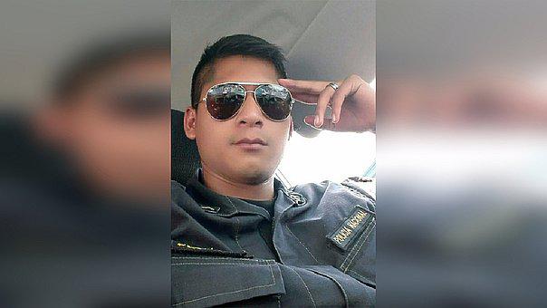 Ordenan captura de policía acusado de amenazar con su arma a joven para violarla