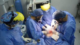 Oncólogos salvan la vida a mujer que tenía tumor de 15 kilos en Cusco