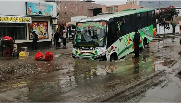 Microbús se hunde en enorme forado en La Esperanza (FOTOS) 