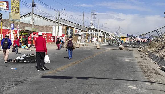 El aeropuerto de Arequipa, Alfredo Rodríguez Ballón, sigue cerrado desde el lunes luego de que los protestantes también ingresaron y retiraron parte del cerco perímetro en varios puntos. (Foto: GEC)
