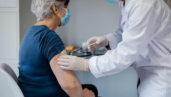 Defensoría del Pueblo propone que cuando aumente el suministro de vacunas y aunque la disponibilidad siga siendo limitada, se debe considerar el inicio de la vacunación de las personas adultas mayores. (Foto: Shutterstock)