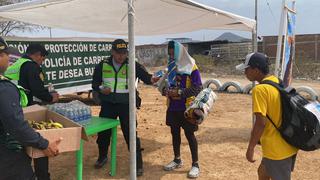 Agentes policiales ayudan a peregrinos que van al encuentro del Señor Cautivo de Ayabaca