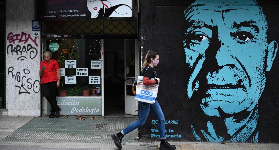 Tras nueve meses de emergencia sanitaria, Uruguay vive su “primera ola” del coronavirus. (Foto: AFP / Eitan ABRAMOVICH).