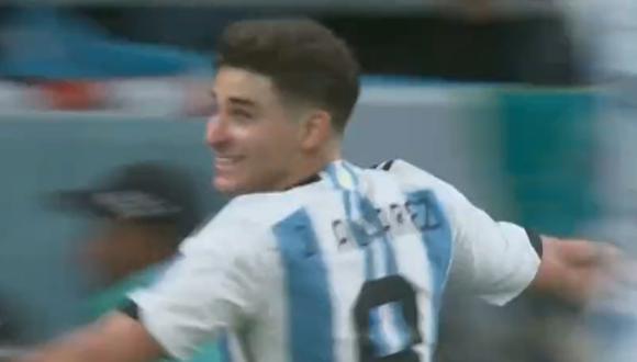 Julián Álvarez anotó el 2-0 de Argentina sobre Australia tras aprovechar un error del portero. Foto: Captura de pantalla de DIRECTV Sports.
