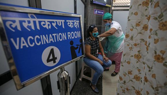 Una mujer en Mumbai, India, recibe la vacuna contra la COVID-19 en el Hospital Shatabdi. (Foto: EFE)