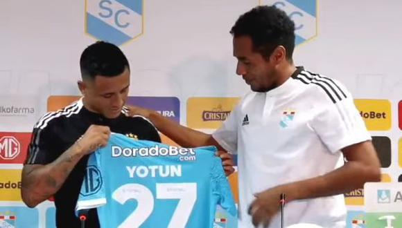 Carlos Lobatón le entregó el número 27 a Yoshimar Yotún. (Foto: Captura Sporting Cristal)