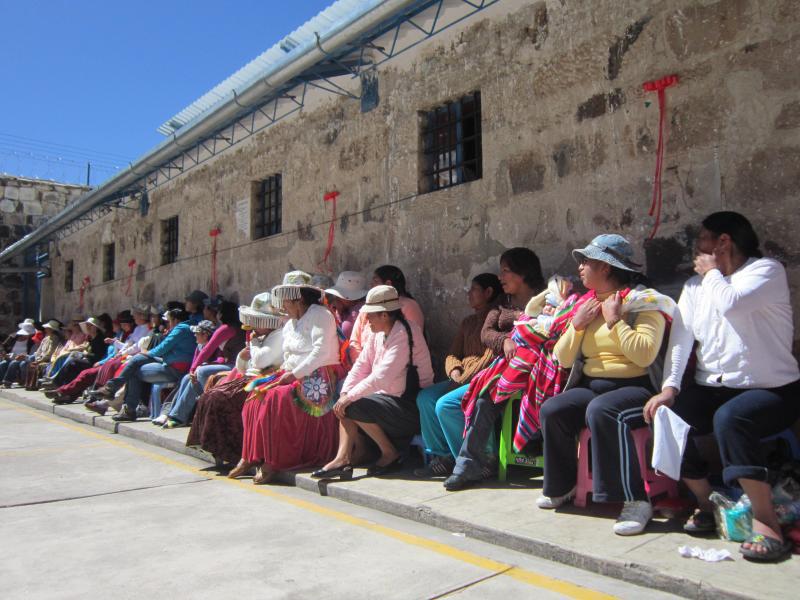 Lampa: Internas reciben ayuda de cantante