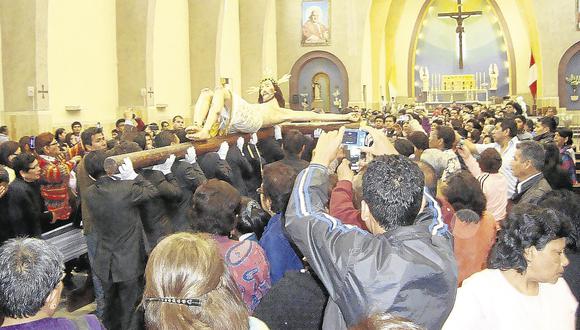 Fieles se reúnen por tradicional bajada del Señor Crucificado