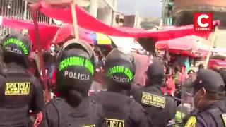 Ambulantes y policías se enfrentaron en operativo en Huancayo