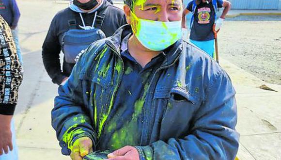 Servidores municipales arrojan pintura a encargado de limpieza pública y pinchan llantas de vehículos.