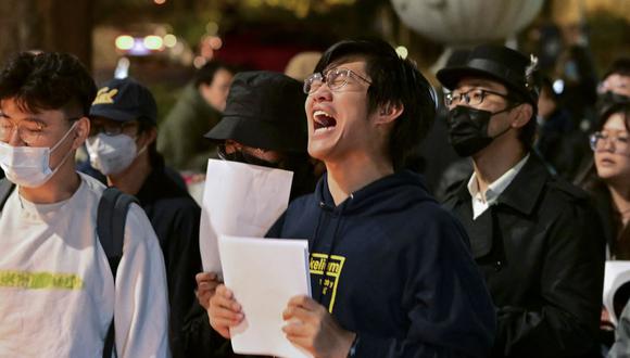 La gente se reúne para protestar porque los gobiernos chinos continuaron con las políticas de cero covid en el campus de la Universidad de California Berkeley en Berkeley, California, el 28 de noviembre de 2022. (Foto de JOSH EDELSON / AFP)