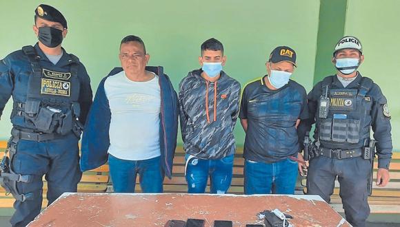 Ecuatorianos y venezolano son detenidos en entidad financiera con dispositivos para robar dinero a usuarios en los cajeros. (Foto: PNP)
