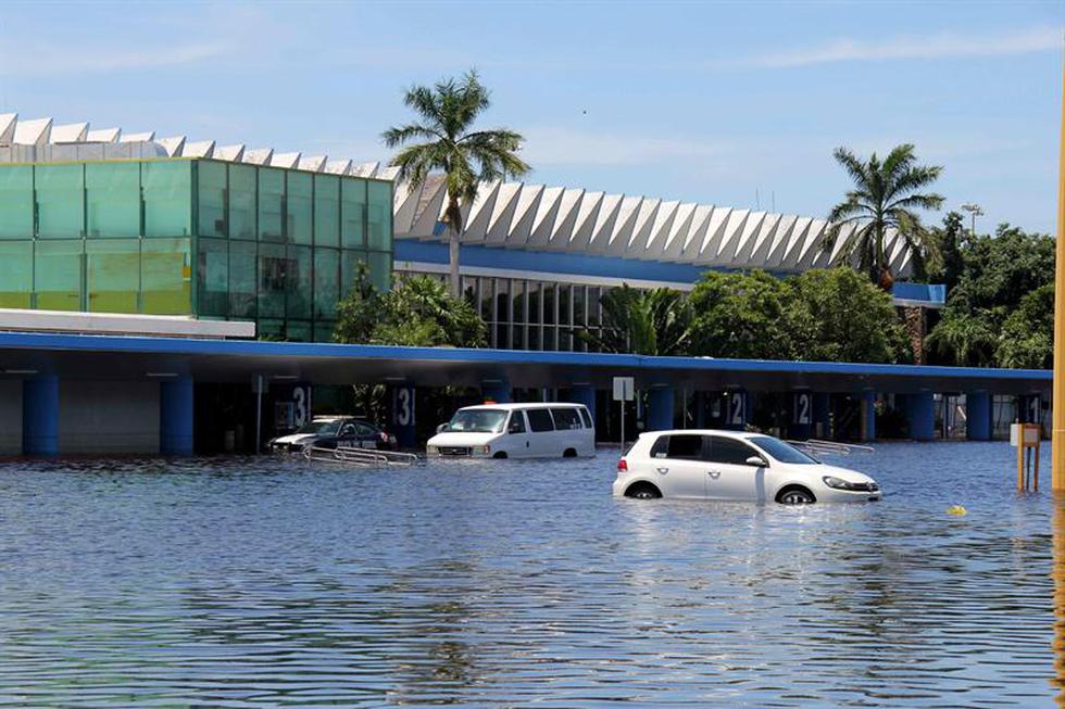 México: Miles de turistas atrapados aguardan con angustia poder salir de Acapulco