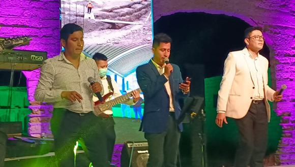Diversas artistas regionales se lucieron en la serenata por el 28 aniversario de la provincia de Sechura, cantándole a su tierra y a su majestuosos mar.